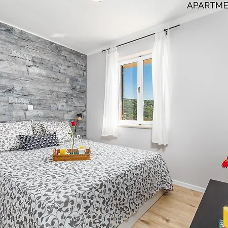 Alyss アパート ロヴラン