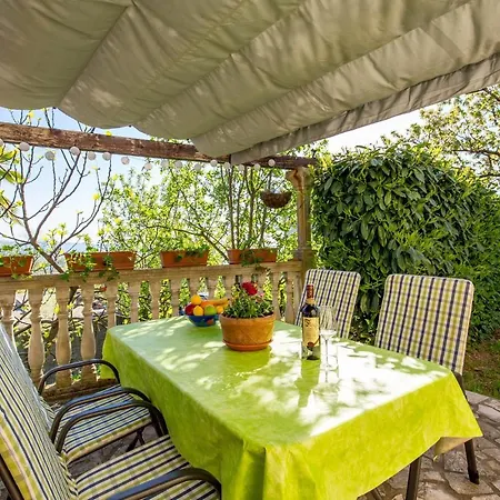 Apartman Alyss Lovran